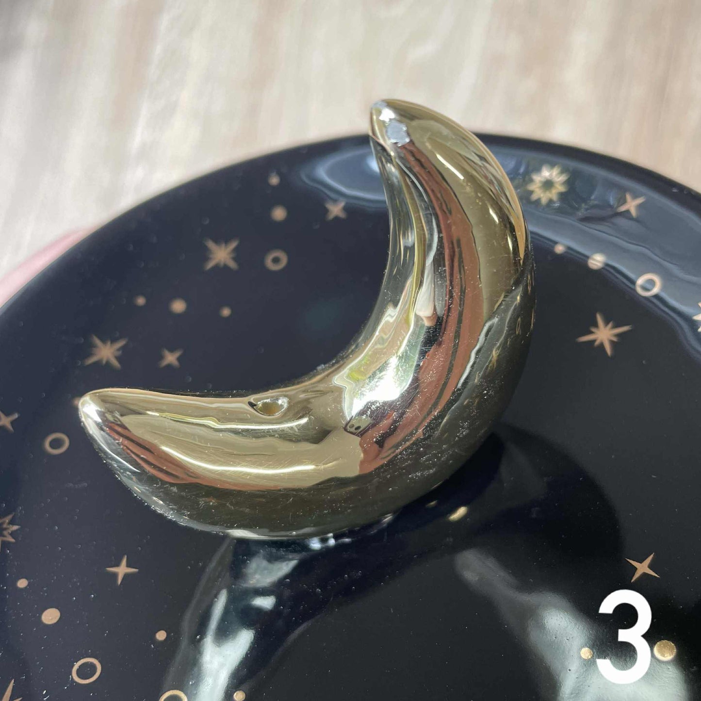 IMPARFAIT  Porte-encens en forme de croissant de lune doré